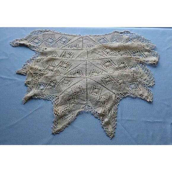 Vintage Doilies Set of 4 Embroidered Embroidery Tatted Crochet - Picture 1 of 4